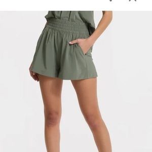 Vuori Villa Shorts size L Green